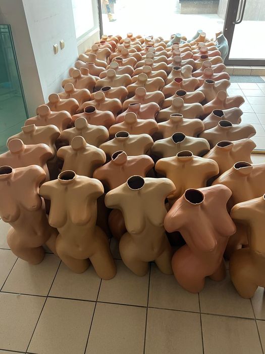 Stendere expunere haine, Busturi, Șine