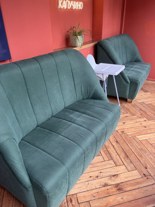 Срочно продам 2 дивана для кафе