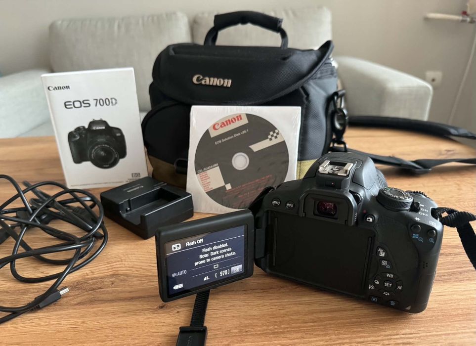 DSLR фотоапарат Canon EOS 700 D с обектив
