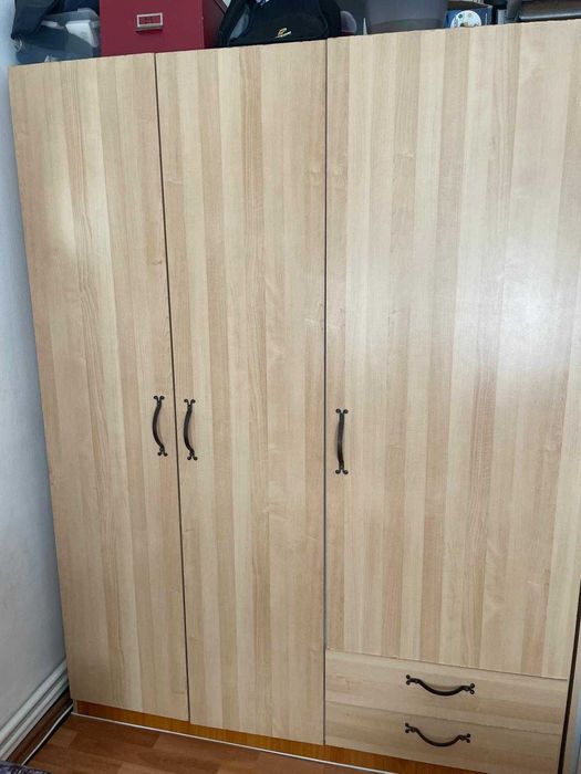 Dulap mare- păr sălbatic –3 usi- spațios, bine compartimentat