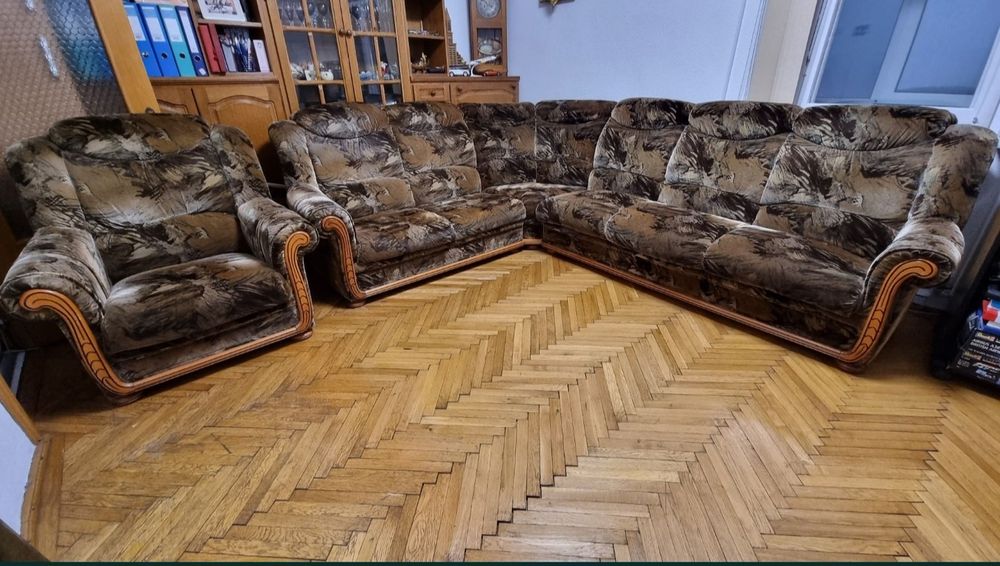 Colțar din lemn cu stofă de calitate