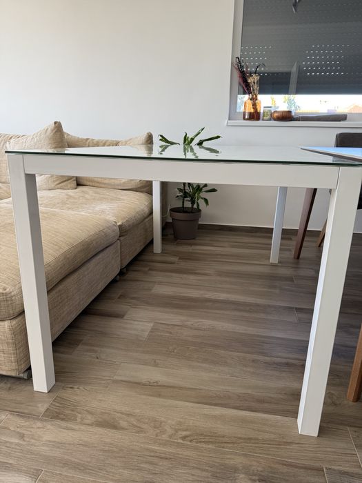 Стъклена трапезна маса