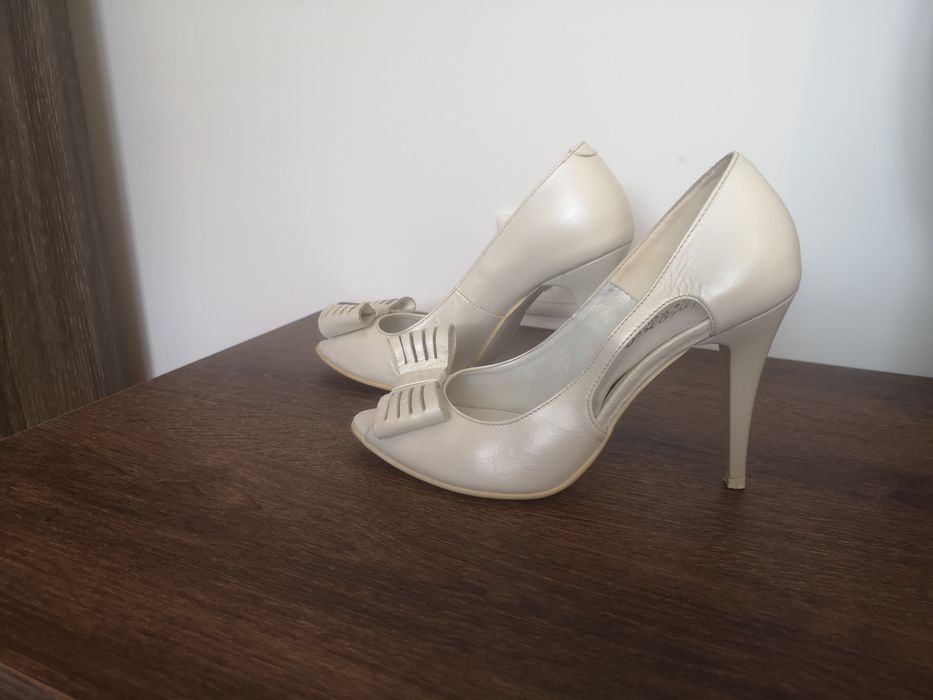 Pantofi albi din piele naturala marimea 37