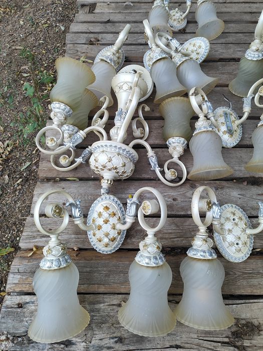 Продам люстры,бра