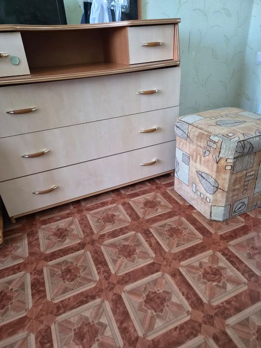 Продам комод с пуфиком