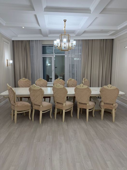 большой стол со стульями