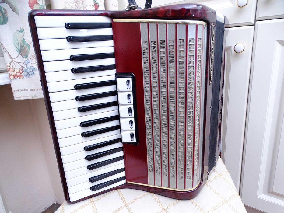 Много запазен стар акордеон Велтмайстер 48 баса