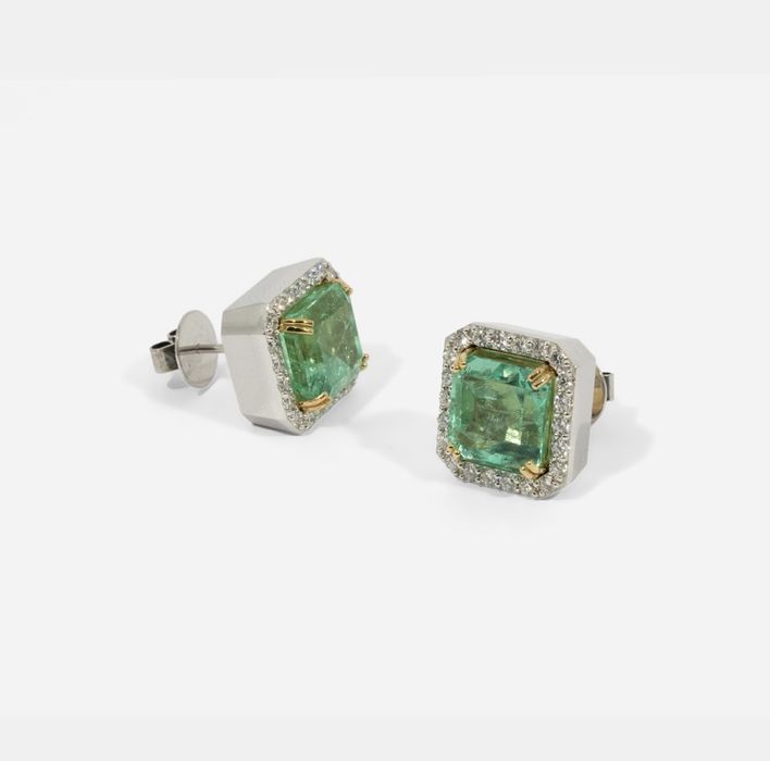 Spectaculos set din aur bicolor, decorat cu diamante și smaralde de Columbia, însoțit de trei certificate gemologice IGI