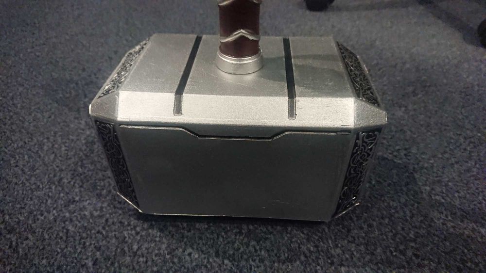 Продавам чука на Thor ( Тор ) в реални размери много добро качество