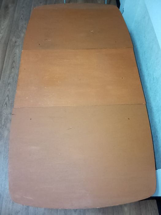 Продам деревянный стол.