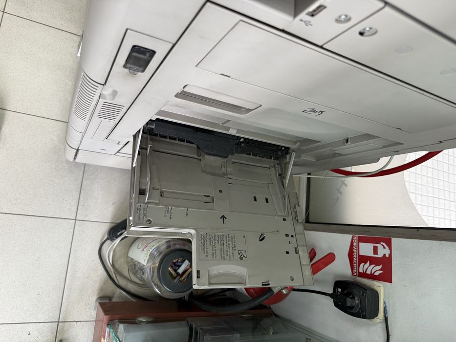 Продавам цветна копирна машина Canon C3320i