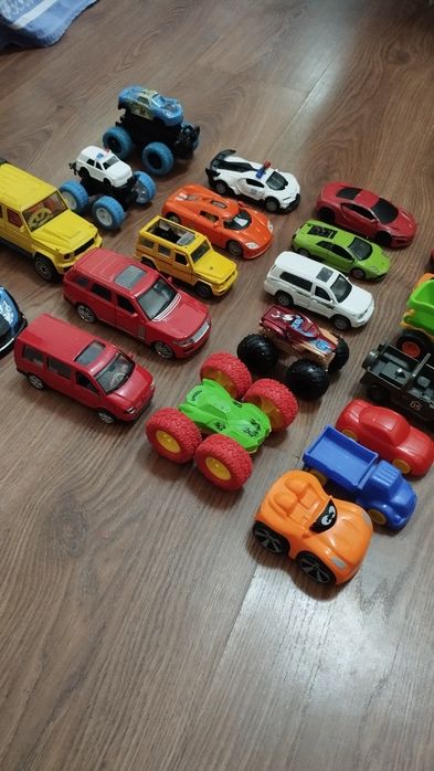 Продам машинки маленькие и средние