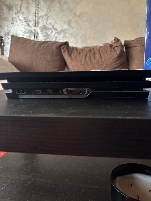 PS4 Pro 1TB + controller + 6 jocuri + box