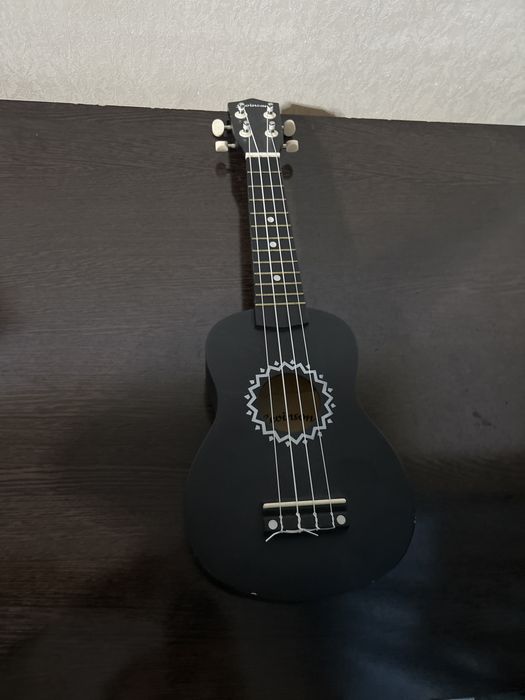 Уклеле очень хорошии состояние