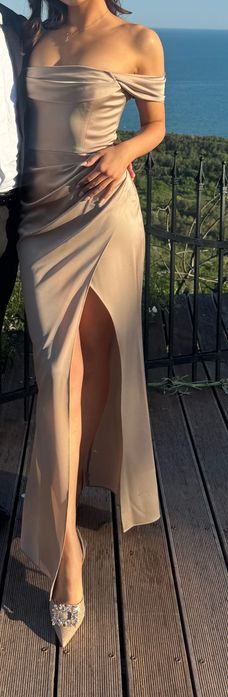 Club L London Дълга Официална рокля в бежов цвят с цепка