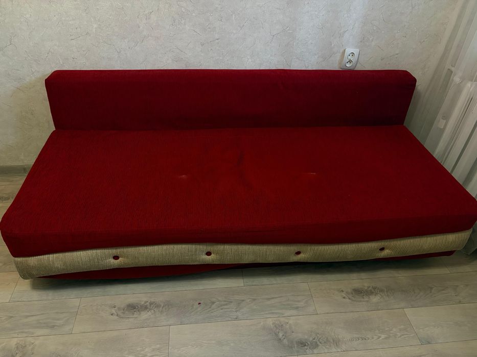 Диван красно-белый