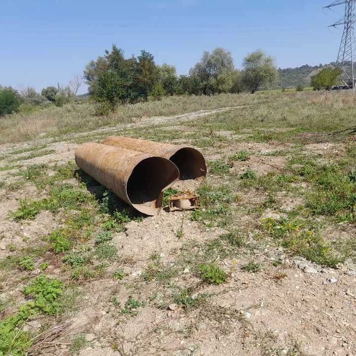 Vand 2 tevi metalice bune pentru un podet
