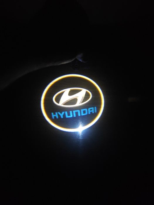 Проекция, подсветка с логотипом автомобиля Hyundai.