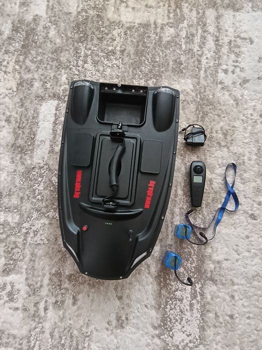 Лодка за захранка Kaтамаран V888 GPS 40 Точки