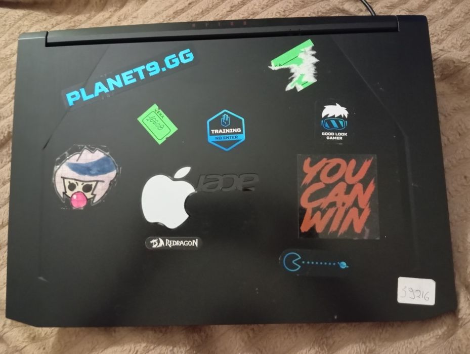 Игровой ноутбук (не работает, можете починить или отдать на запчасти)