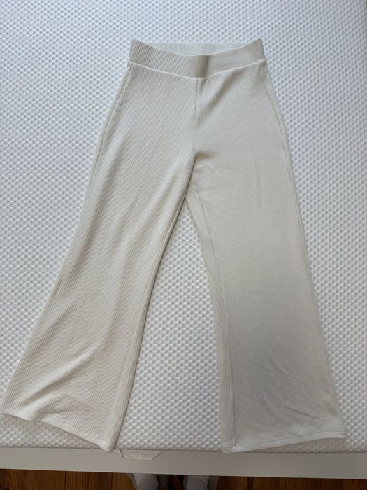 Бял/Бежов рипсен панталон от Sinsay.Размерът е S, но би станал и за Xs