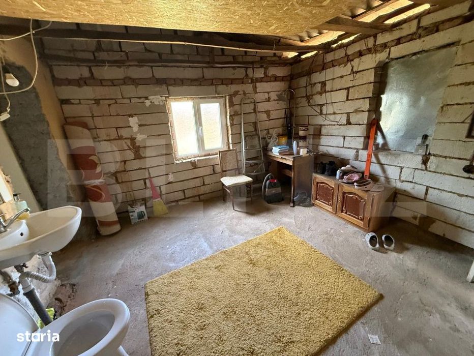 Casa partial renovata, 60 mp, 6000 mp teren, zona Georocu Mare