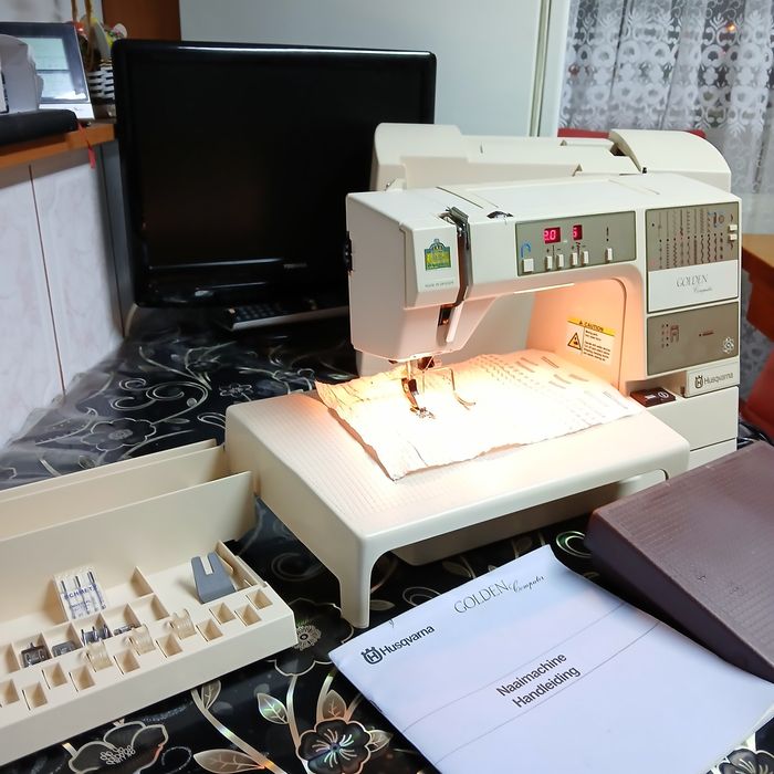 Masina de cusut HUSQVARNA GOLDEN Computer  cu butoniera automata