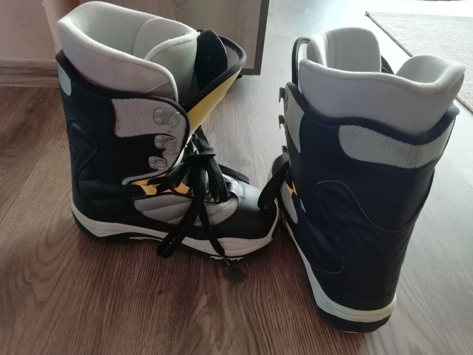 Boots mar. 26/ adică 38-39, aproape noi.
