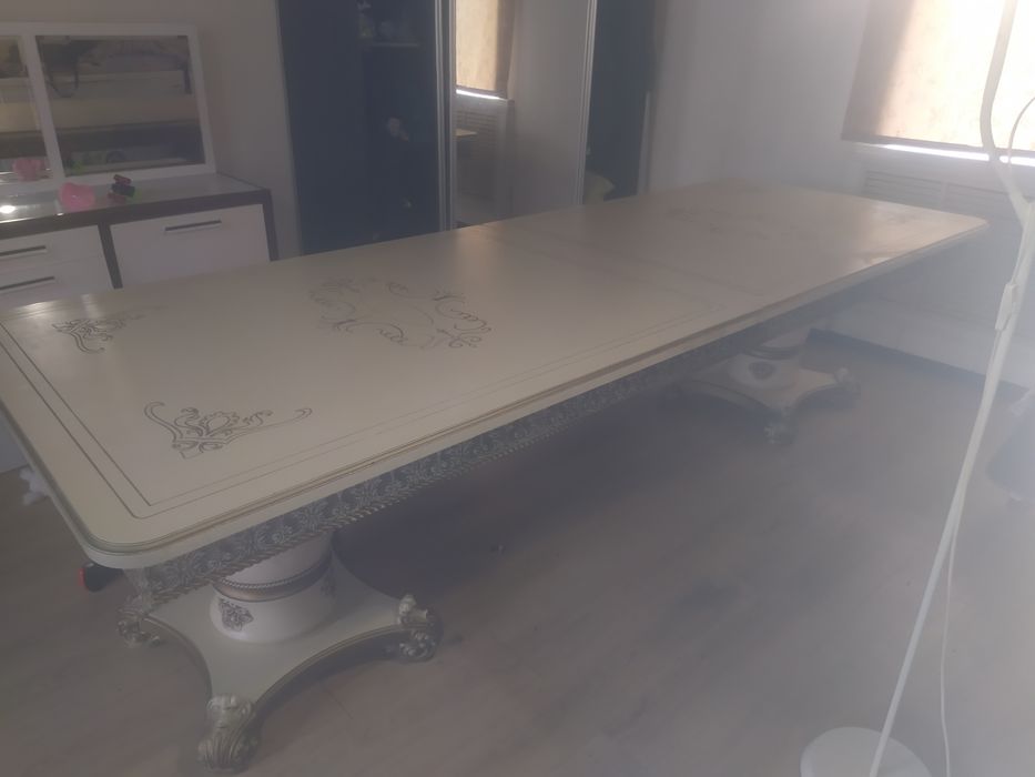 Стол без стульев