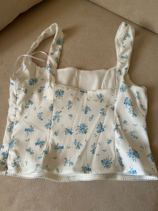 Бял потник с принт на цветя в coquette стил