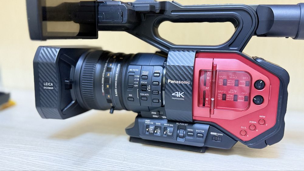 Видеокамера AG-DVX200