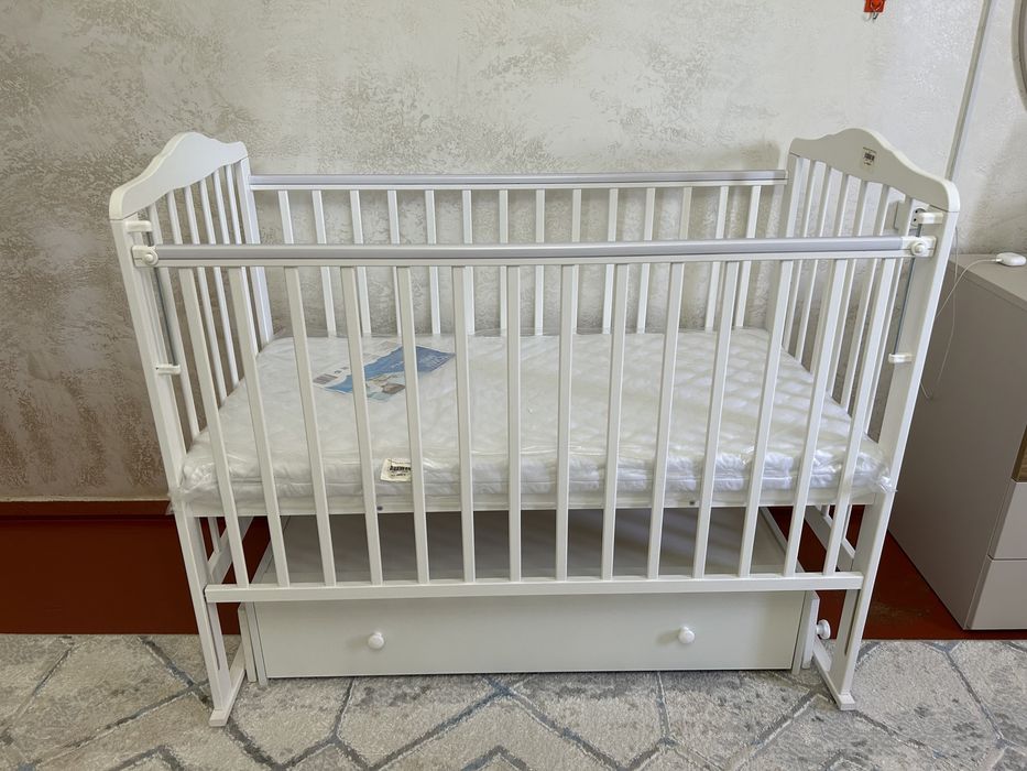 Ұсталмаған, жап-жаңа манеж төсегімен