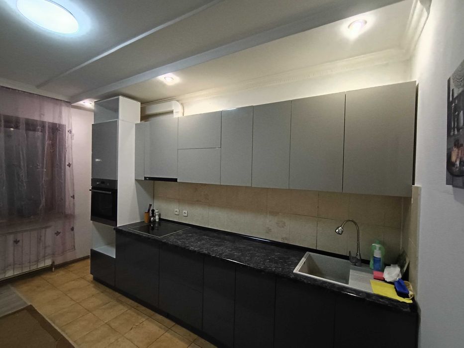 Продам кухонный гарнитур со встроенной техникой.