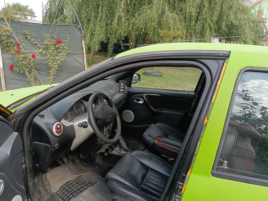 Vând Dacia Logan
