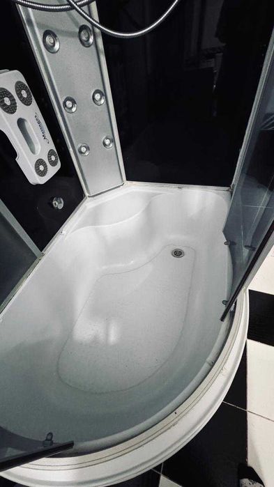 Душевая кабинка с массажем