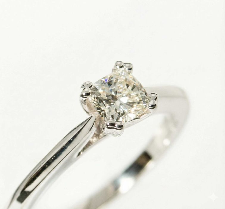 Годежен пръстен с диамант 0.61ct