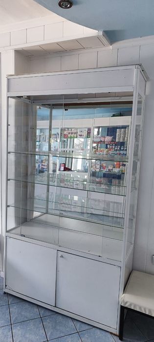 Стеклянная витрина