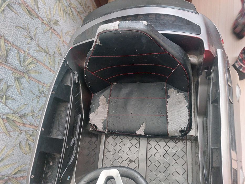 Продам детскую машину на аккумуляторе