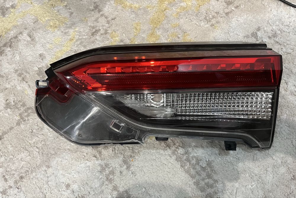 Срочно Правый фонарь крышки багажника на Toyota RAV4 (5G)