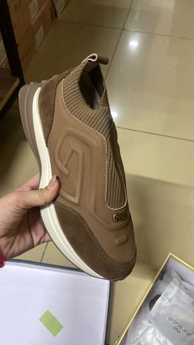 продам кроссовки