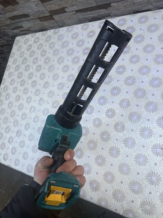 Акумулаторен пистолет за силикон MAKITA DCG180Z