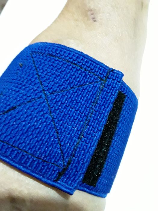 Закрепляющие манжеты на руку.