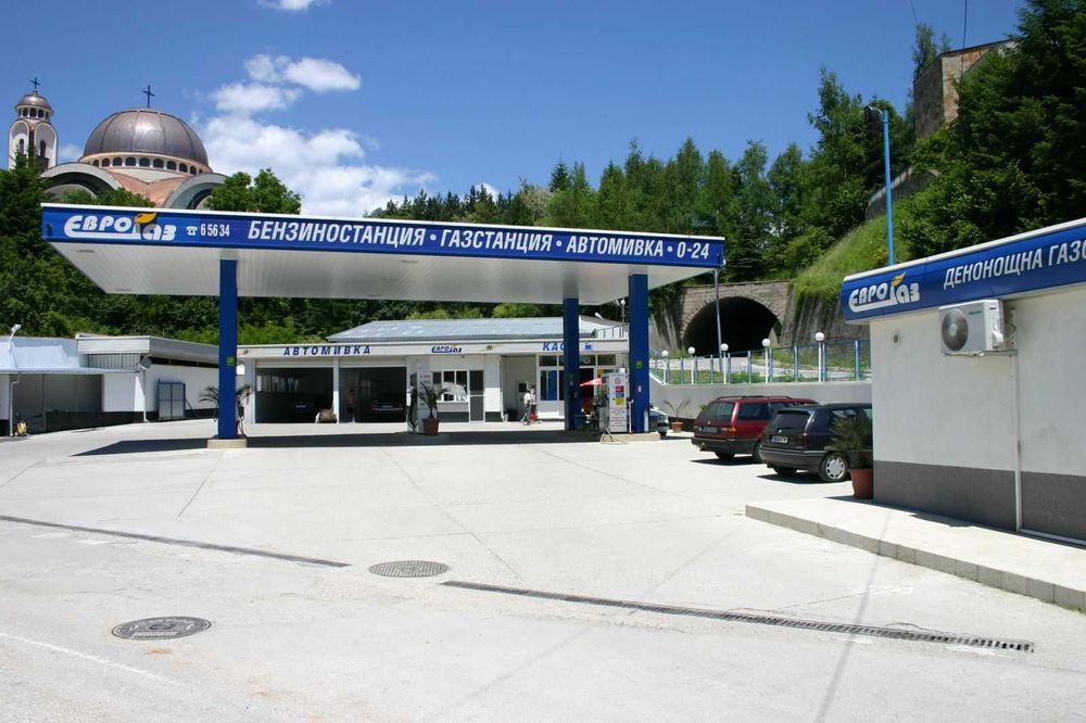 Дава се под наем-Бензиностанция и газ станция с пълначно за бутилки.