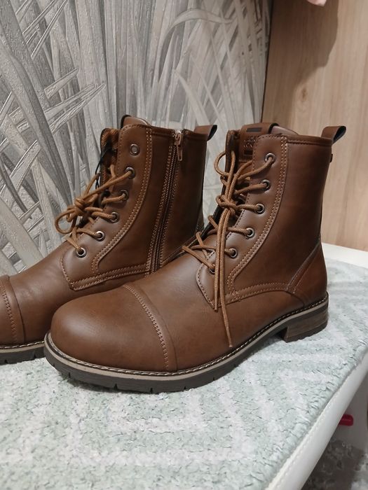 Продаю демисезонные сапоги.