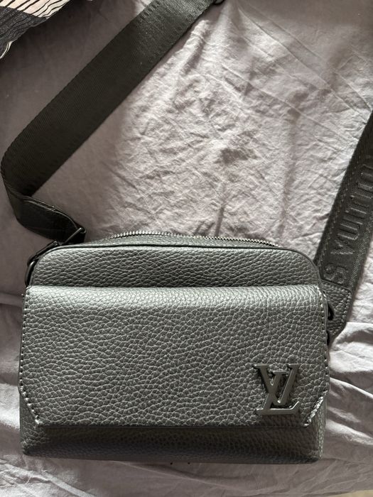 Чанта през рамото с магнитно прилепване