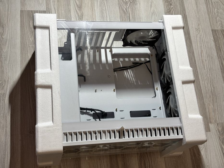 Kolink Observatory HF White Mid Tower- в отлично състояние