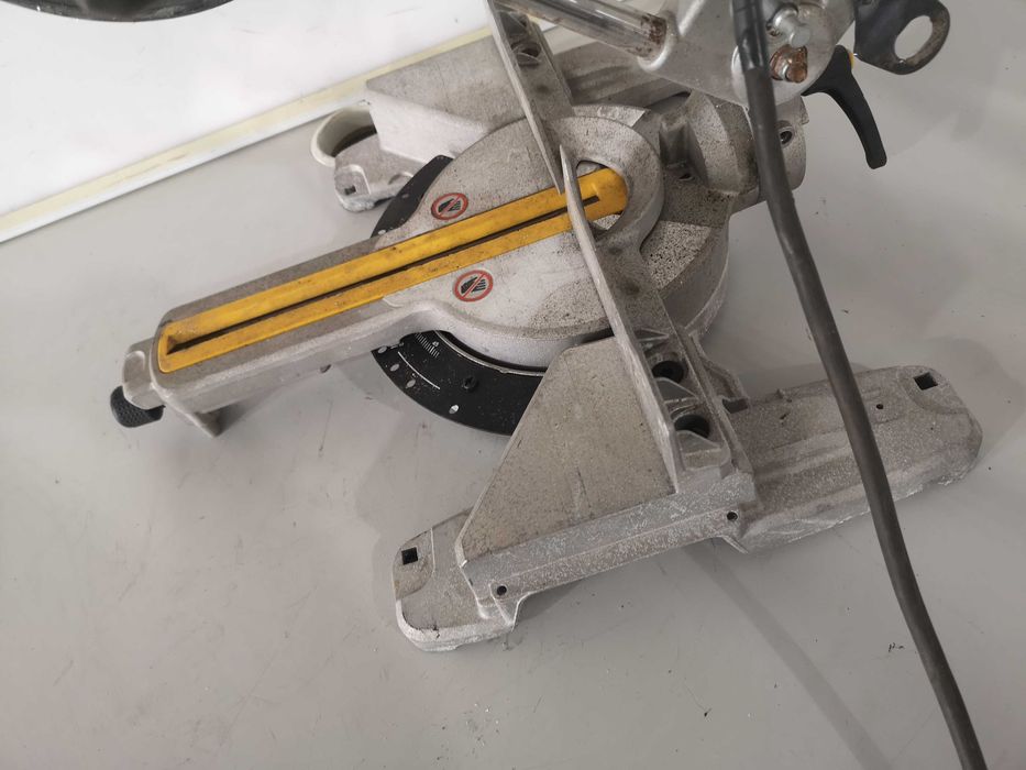 Циркуляр пендула - Dewalt 1400W / 216mm / 110V