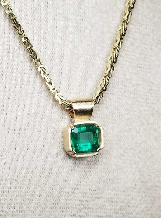 Елегантен златен медальон с естествен изумруд 2.54кт – 14K злато! Сертификат!