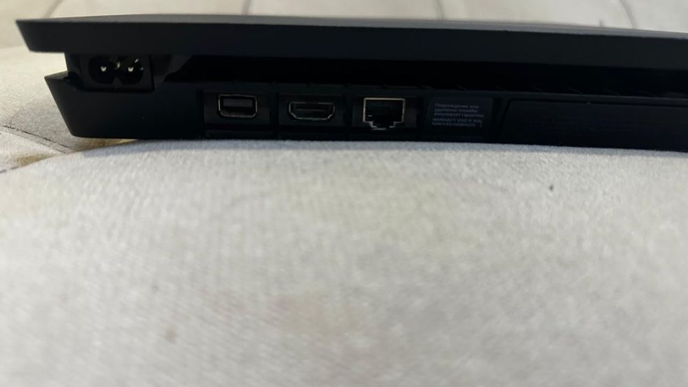 Sony PS4 в идеальном состоянии!