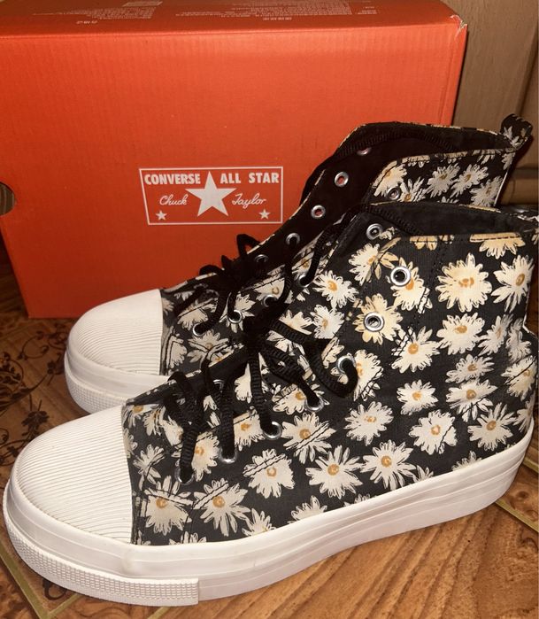 Женские кроссовки